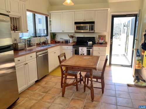 1246 Chatham Rdg, Charlottesville VA  22901-3185 exterior