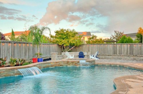 8001 Cellana Dr, Elk Grove, CA 95757-6248
