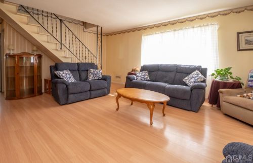 7 Grove Ln, Old Bridge, NJ 08857-1438