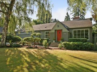 8140 Fairway Dr, Portland, OR 97225-2752