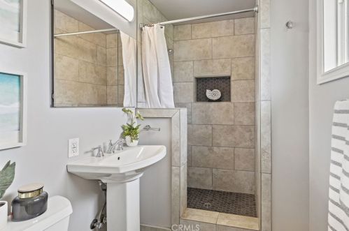6562 Meath Cir, Huntington Beach CA  92647-3131 exterior