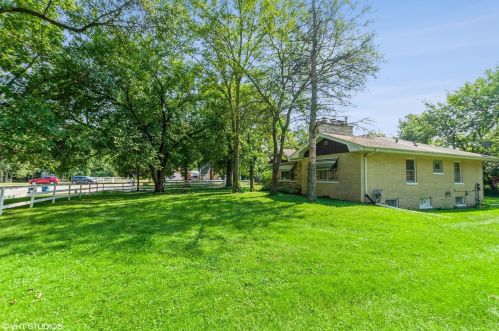 9030 Deerwood Ct, Palos Hills, IL 60465-2804