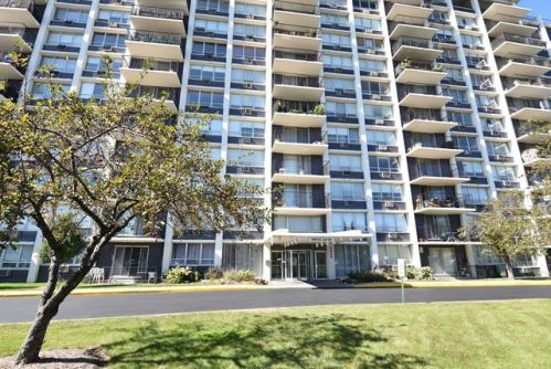 8809 Golf Rd, Niles IL  60714-5707 exterior