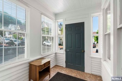 16 Valley Pl, Edgewater, NJ 07020-1312