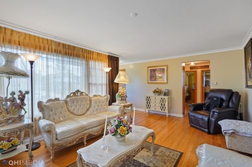 6800 Oakton Ct, Niles IL  60714-3013 exterior