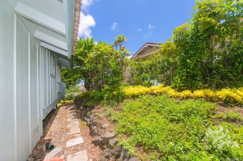 1069 Kaumoku St, Honolulu HI  96825-1307 exterior