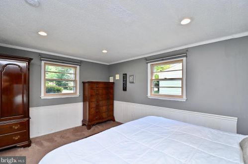 8513 Fairburn Dr, Springfield VA  22152-3225 exterior