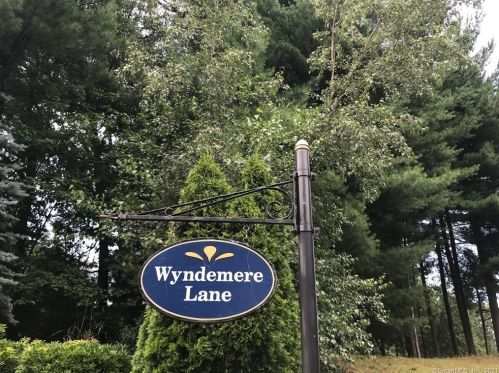 44 Wyndemere Ln, Windsor, CT 06095-1178