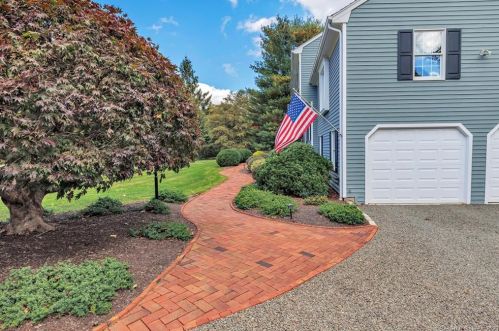 31 Ballaro Dr, Huntington, CT 06484-2424