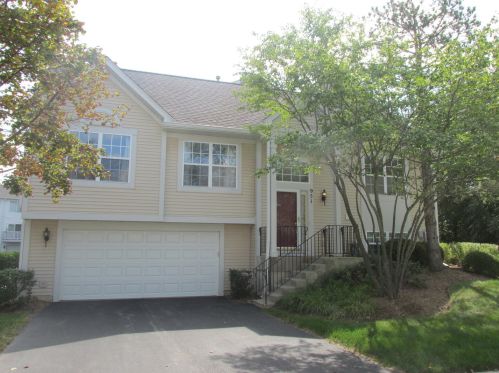 951 Darla Ct, Waukegan, IL 60085-8658