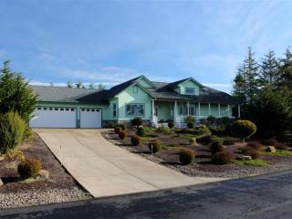 87945 Lake Point Dr, Florence, OR 97439-8470