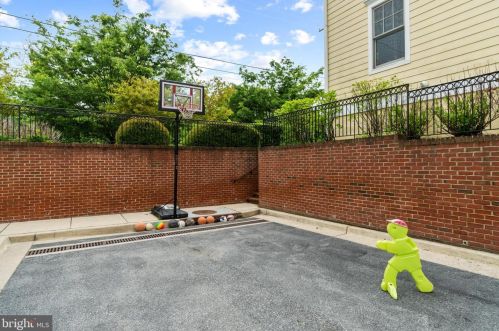 8916 Ct Way, Silver Spring MD 20910-2276 exterior