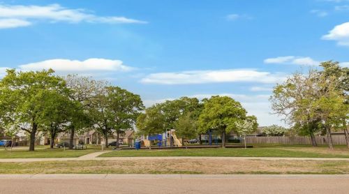 2009 Autumn Lk Dr, Bryan TX  77807-5112 exterior