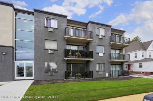 21 Leroy Pl, Tinton Falls NJ  07701-1724 exterior