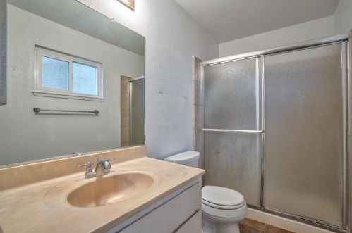 725 Bennington Ave, Turlock CA 95382-0306 exterior