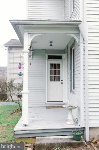 124 Akron Rd, Ephrata, PA 17522-2602