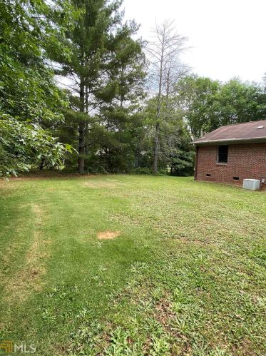 58 Red Leaf Rd, Hartwell, GA 30643-7518