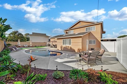 8696 La Playa Cir, Santa Ana CA 92708-5010 exterior