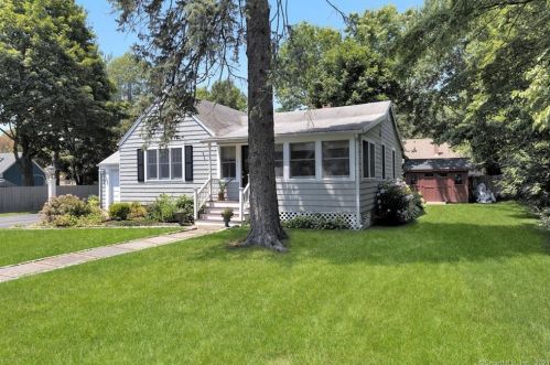 1 Carlisle St, Norwalk, CT 06850-2903