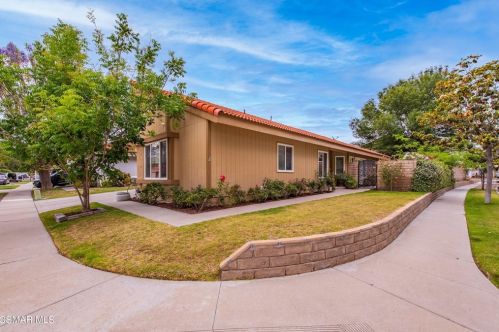 2478 Ellington Ct, Simi Valley, CA 93063-5320
