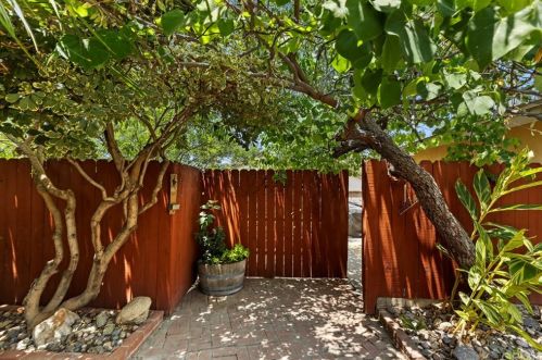 3391 Mono Dr, Riverside CA  92506-2151 exterior