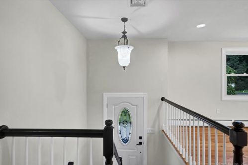 19 Mohawk Cir, Windsor CT  06095-2656 exterior