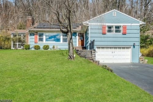 27 Raynor Rd, Morristown, NJ 07960-2516