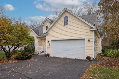 16 Vineyard Dr, Stratham, NH 03885-6529