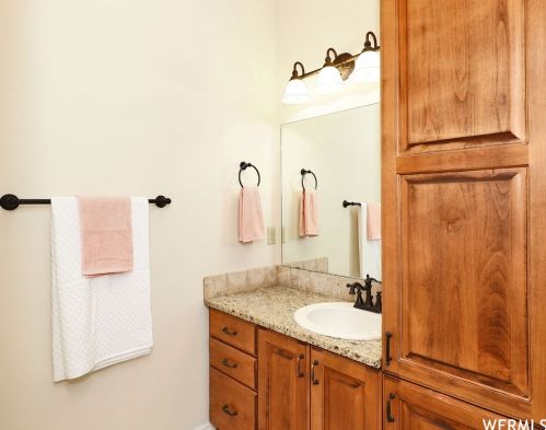 25 Snowstar Ln, Sandy UT 84092-4800 exterior