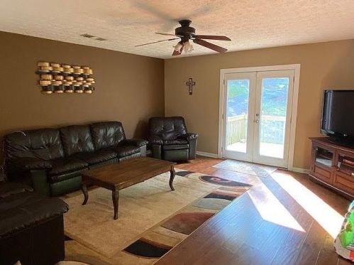 147 Freedom Ln, Commerce, GA 30529-6822