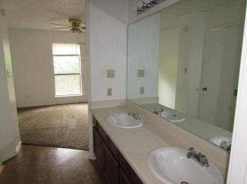 1111 Oakland Dr, Irving TX  75060-3954 exterior