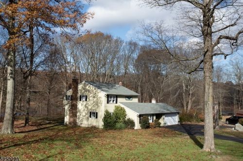 11 Manu Trl, Andover, NJ 07821-3306