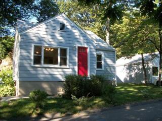 22 Forest St, Branford, CT 06405-6213
