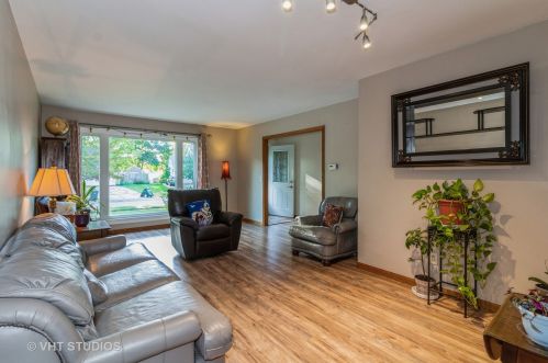 10 Fieldcrest Dr, Oswego, IL 60543-8901