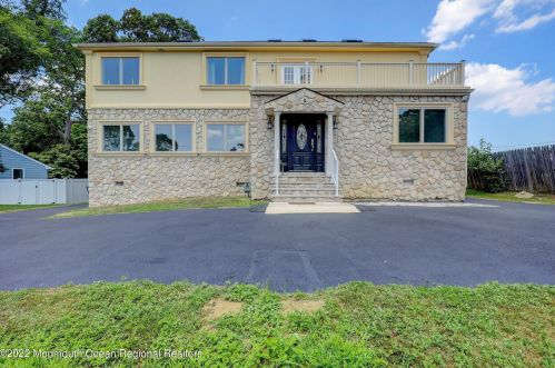 4 Berger Ave, Oakhurst, NJ 07755-1701