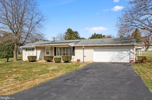 30 Old Farm Ln, York, PA 17406-9207