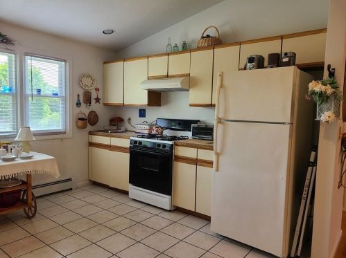 6 Sprague Cir, Providence, RI 02919-6752