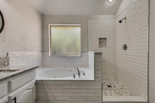 1412 Melody Ln, Carrollton TX  75006-2973 exterior