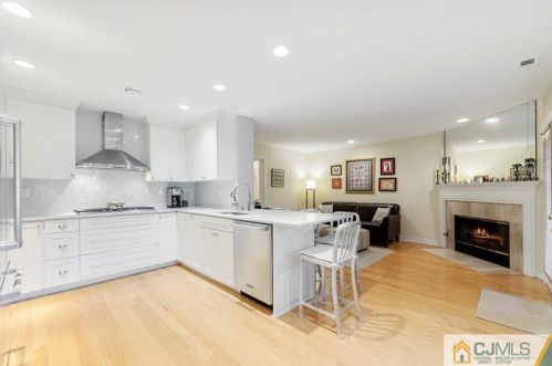 14 Tiffany Dr, Edison, NJ 08820-4050