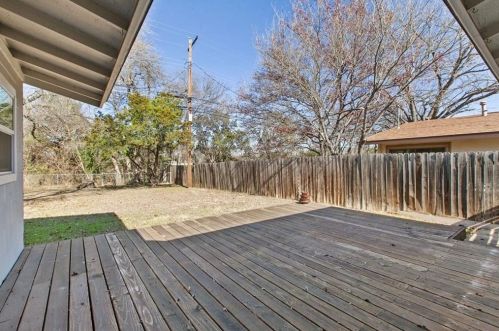 5204 Creekline Dr, Austin TX  78745-2227 exterior