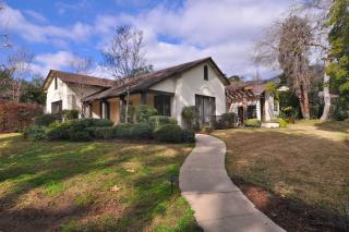 2553 Tanoble Dr, Altadena, CA 91001-2733