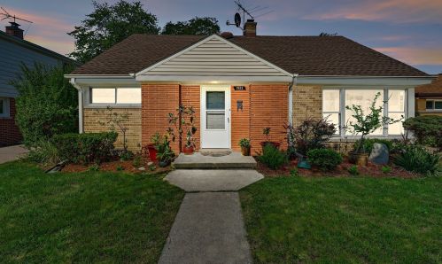 7932 Harlem Ave, Niles IL  60714-3204 exterior