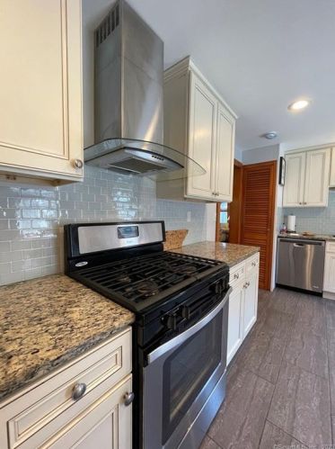 13 Pearl Hill St, Milford, CT 06460-3244