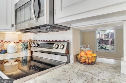 5940 Queenston St, Springfield VA  22152-1731 exterior