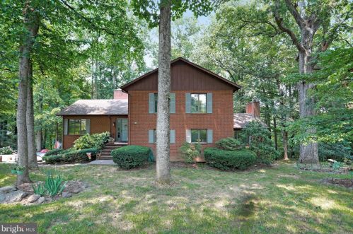 16 Harlequin Ln, Falling Waters, WV 25419-7068