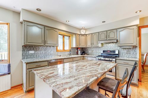 8143 Oak Ln, Niles IL  60714-2720 exterior