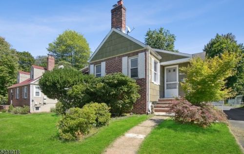 9 Crestmont Rd, Town Center NJ  07052-1601 exterior