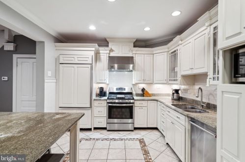 25 Gravers Ln, Philadelphia PA 19118-0041 exterior