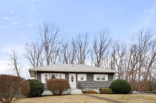 48 Highwood Rd, Waterbury, CT 06708-2812