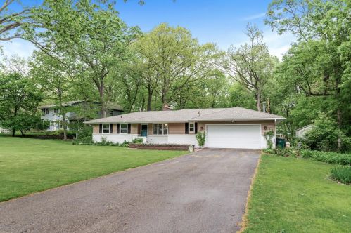 275 Edgecumbe Dr, Saint Paul, MN 55115-1809
